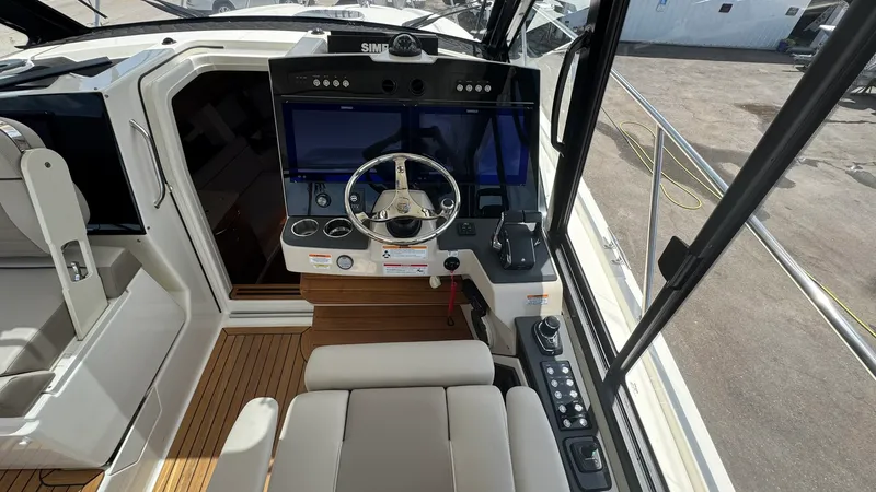 Slide: The Image of Boston Whaler 365 Conquest 2025 - 23