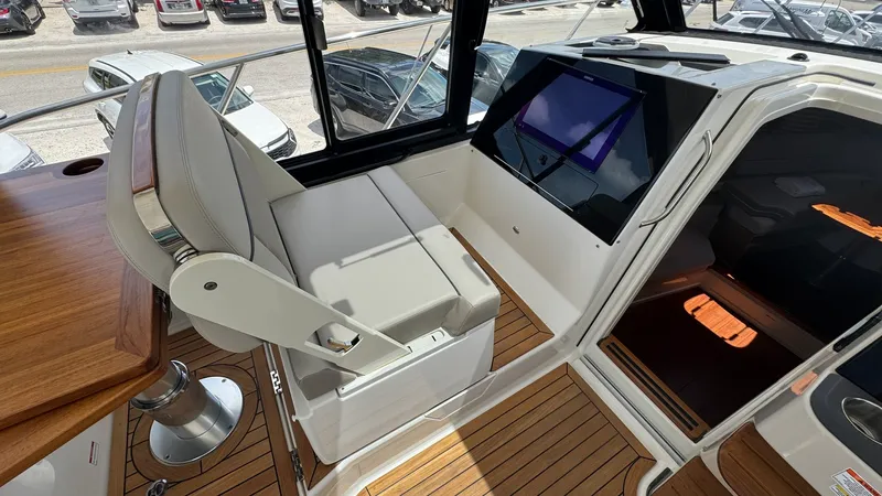 Slide: The Image of Boston Whaler 365 Conquest 2025 - 33