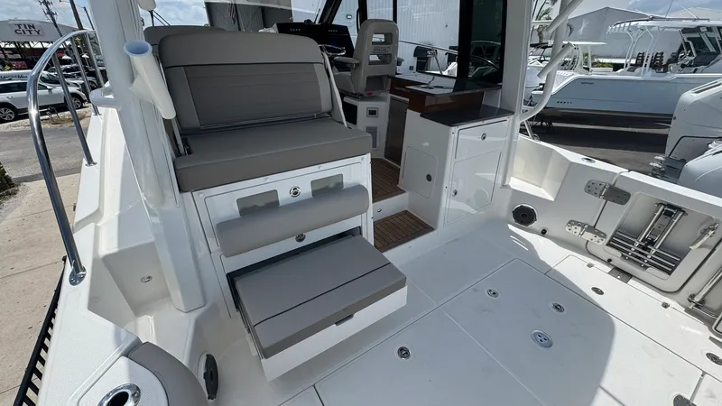 Slide: The Image of Boston Whaler 365 Conquest 2025 - 15