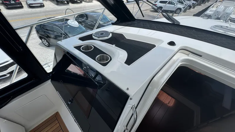Slide: The Image of Boston Whaler 365 Conquest 2025 - 45
