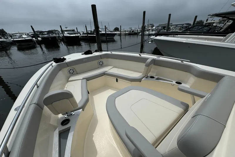 Slide: The Image of Scout 240 XSF 2025 - 32