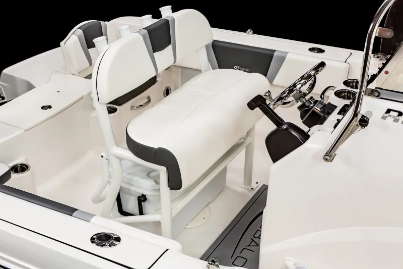 Slide: The Image of Robalo R180 2027 - 4