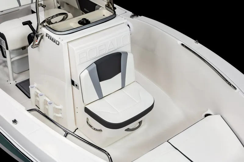 Slide: The Image of Robalo R180 2027 - 7