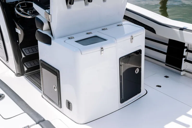 Slide: The Image of Tidewater 282 CC Adventure Bluewater 2027 - 5