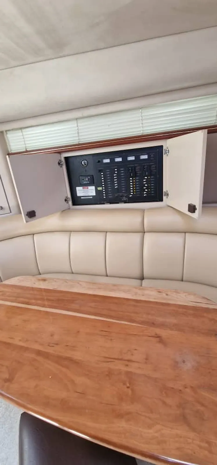 Slide: The Image of Cruisers Yachts 38.7 2001 - 13