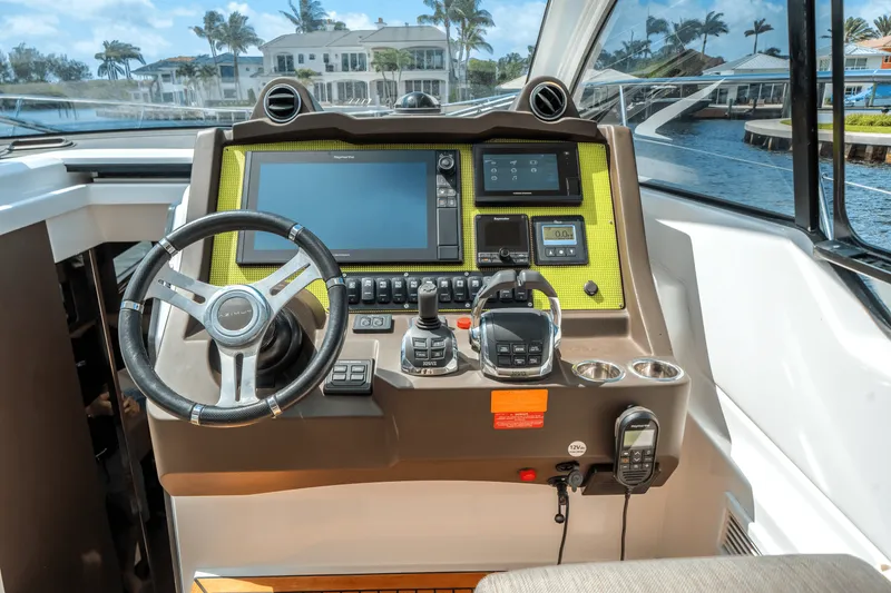 Slide: The Image of Azimut ATLANTIS 43 2019 - 17