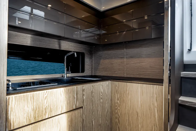 Slide: The Image of Azimut ATLANTIS 43 2019 - 23