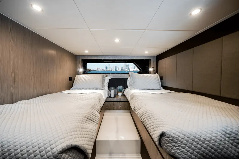 Slide: The Image of Azimut ATLANTIS 43 2019 - 32