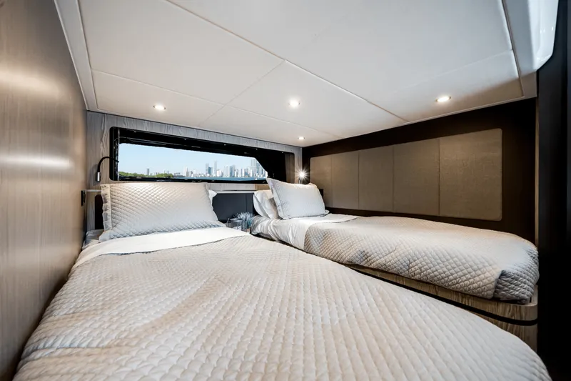 Slide: The Image of Azimut ATLANTIS 43 2019 - 33