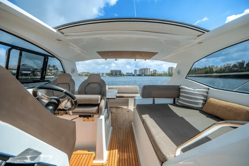 Slide: The Image of Azimut ATLANTIS 43 2019 - 16