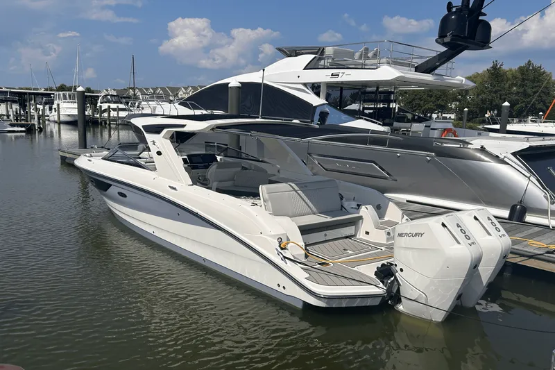 Slide: The Image of Sea Ray SLX 350 Outboard 2025 - 10