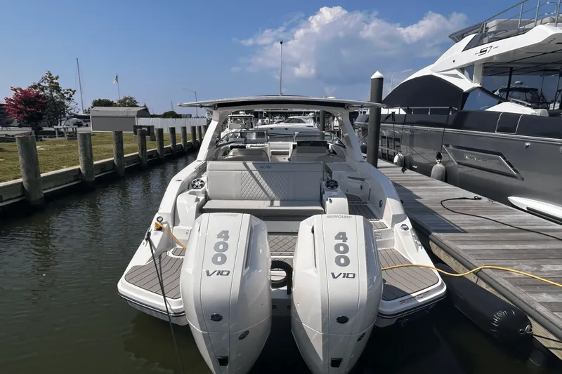 Slide: The Image of Sea Ray SLX 350 Outboard 2025 - 11
