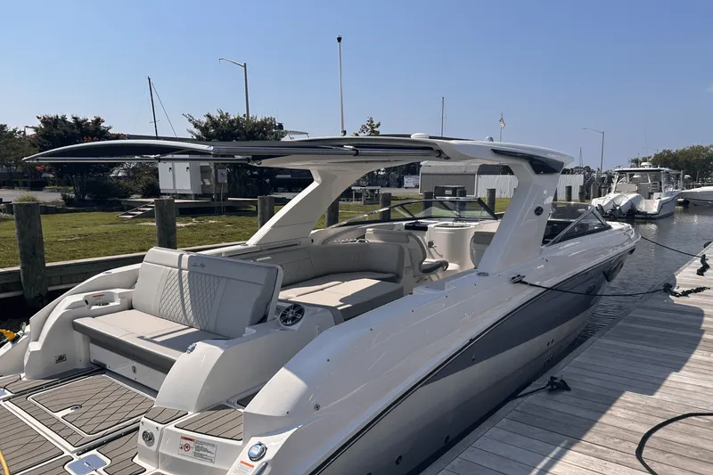 Slide: The Image of Sea Ray SLX 350 Outboard 2025 - 12