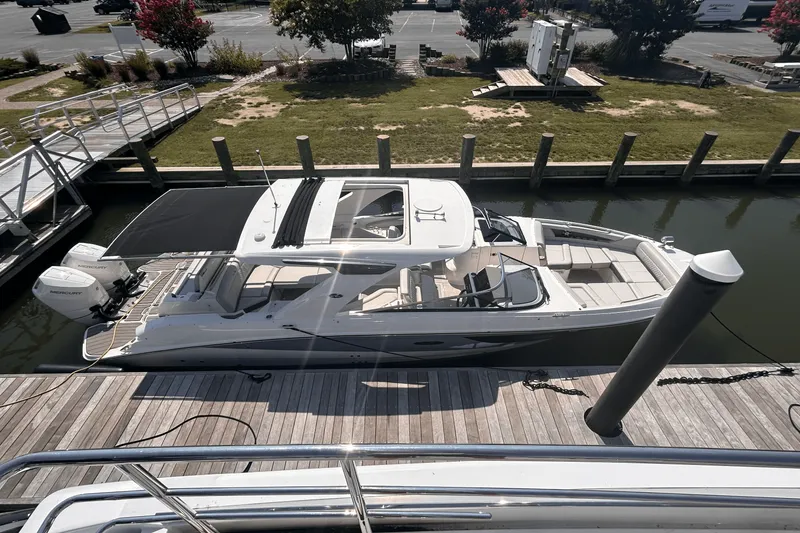 Slide: The Image of Sea Ray SLX 350 Outboard 2025 - 13