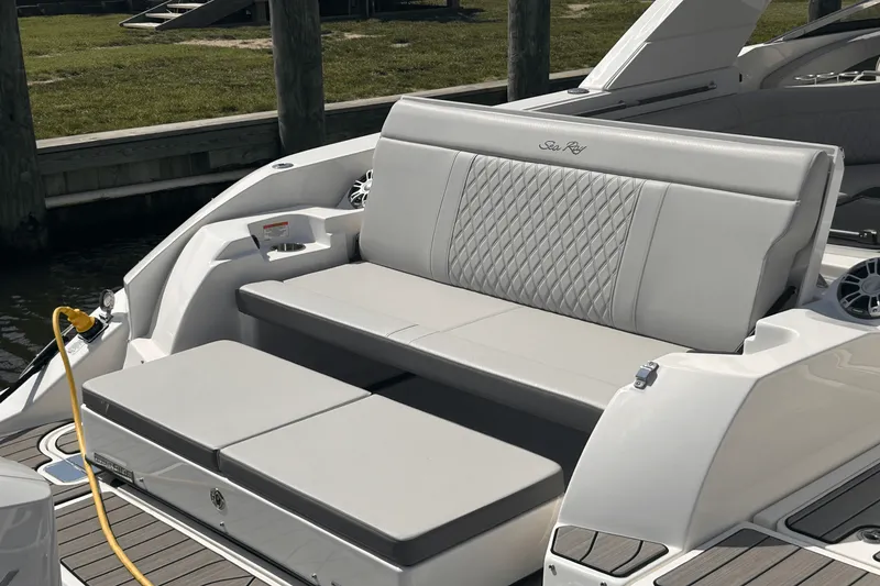 Slide: The Image of Sea Ray SLX 350 Outboard 2025 - 15