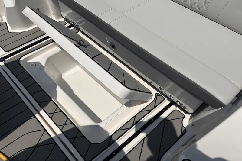 Slide: The Image of Sea Ray SLX 350 Outboard 2025 - 16