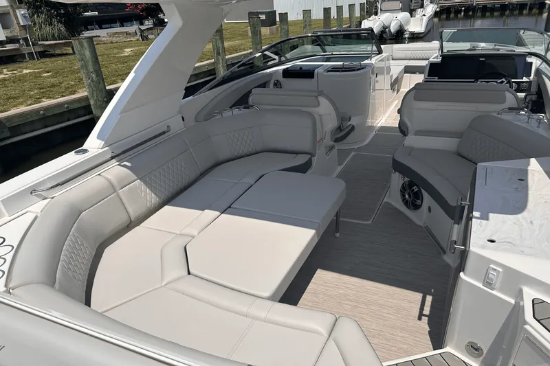 Slide: The Image of Sea Ray SLX 350 Outboard 2025 - 17