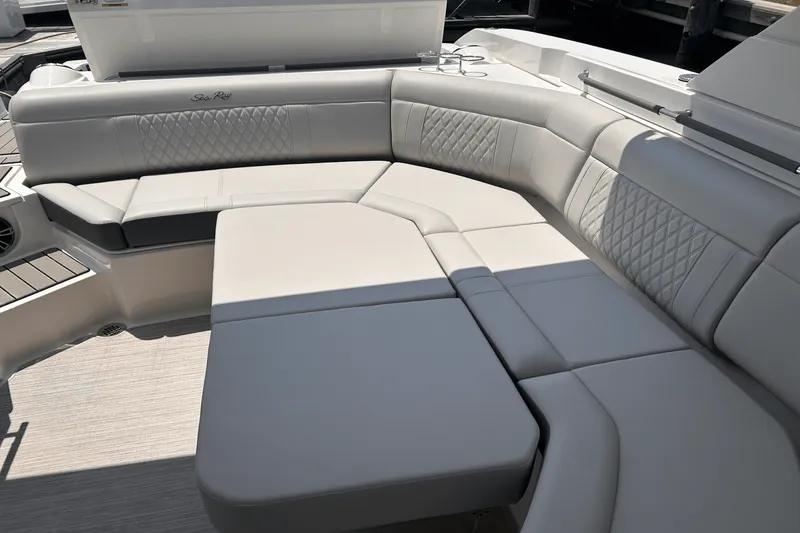 Slide: The Image of Sea Ray SLX 350 Outboard 2025 - 18