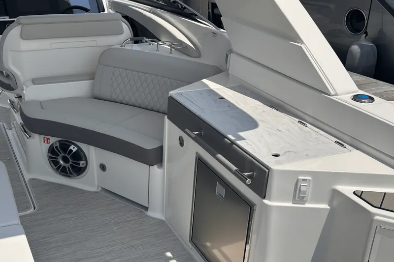 Slide: The Image of Sea Ray SLX 350 Outboard 2025 - 21