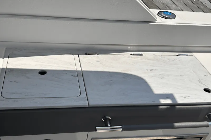 Slide: The Image of Sea Ray SLX 350 Outboard 2025 - 22