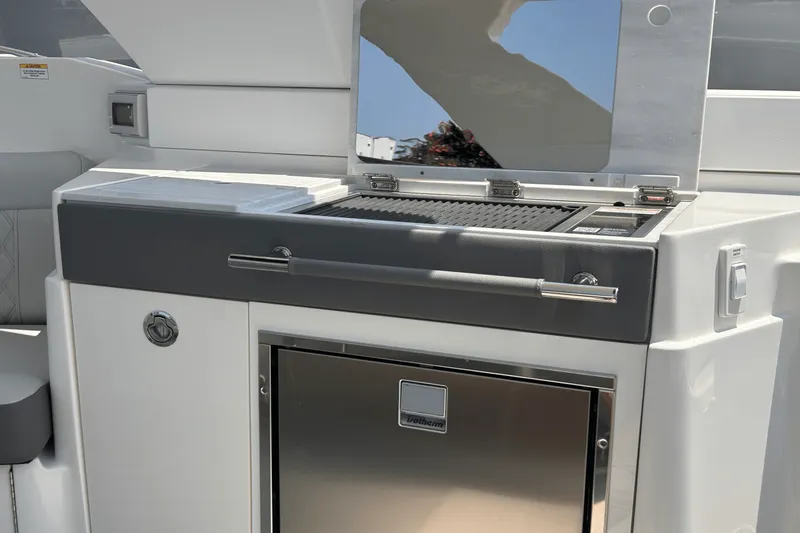 Slide: The Image of Sea Ray SLX 350 Outboard 2025 - 23