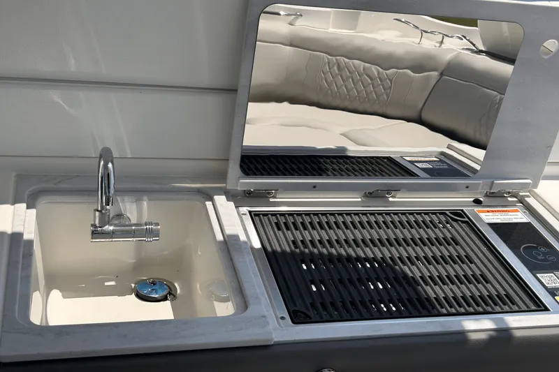 Slide: The Image of Sea Ray SLX 350 Outboard 2025 - 24