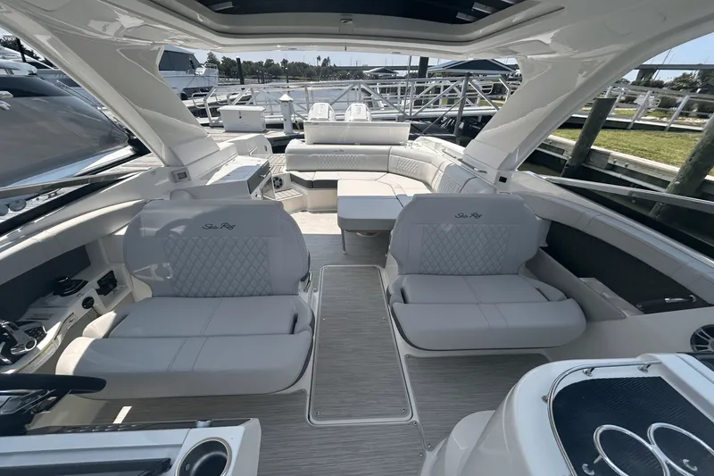 Slide: The Image of Sea Ray SLX 350 Outboard 2025 - 25