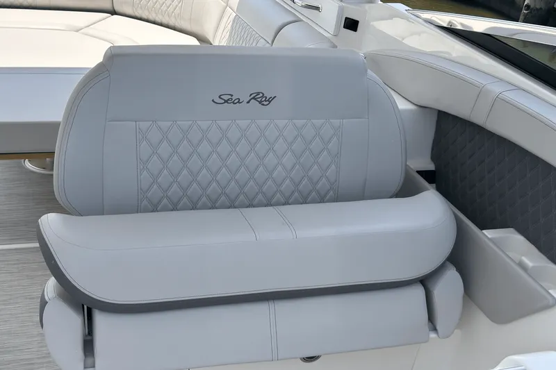 Slide: The Image of Sea Ray SLX 350 Outboard 2025 - 26