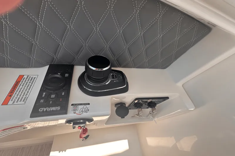 Slide: The Image of Sea Ray SLX 350 Outboard 2025 - 30