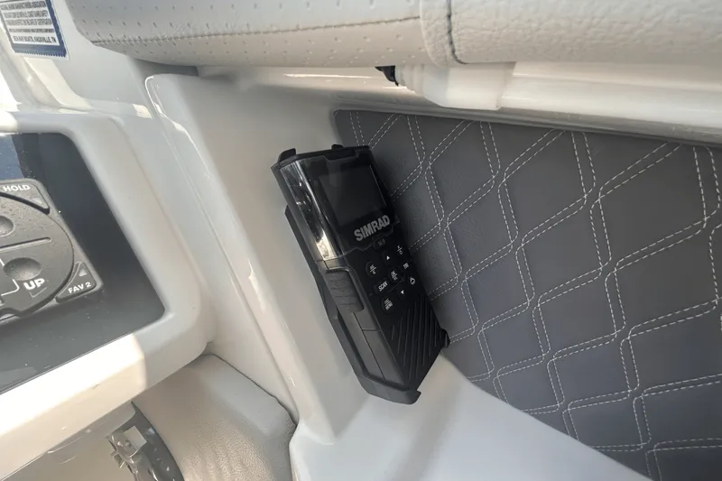 Slide: The Image of Sea Ray SLX 350 Outboard 2025 - 31