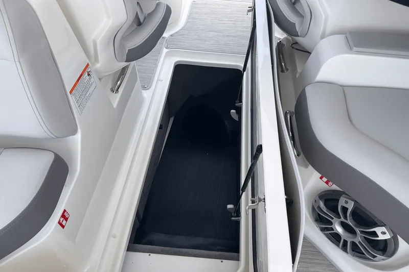 Slide: The Image of Sea Ray SLX 350 Outboard 2025 - 32