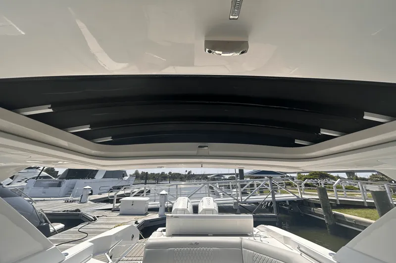 Slide: The Image of Sea Ray SLX 350 Outboard 2025 - 33