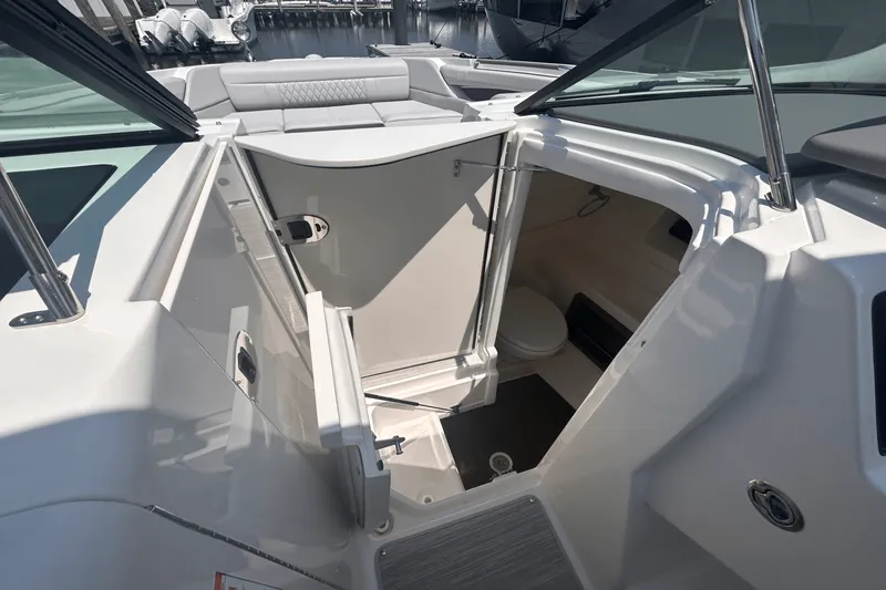 Slide: The Image of Sea Ray SLX 350 Outboard 2025 - 34