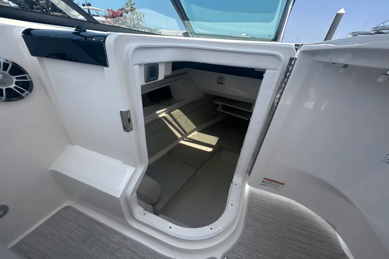 Slide: The Image of Sea Ray SLX 350 Outboard 2025 - 35