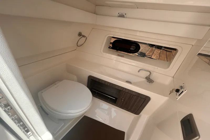 Slide: The Image of Sea Ray SLX 350 Outboard 2025 - 36