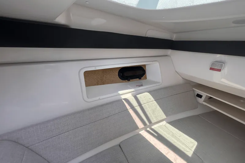 Slide: The Image of Sea Ray SLX 350 Outboard 2025 - 37