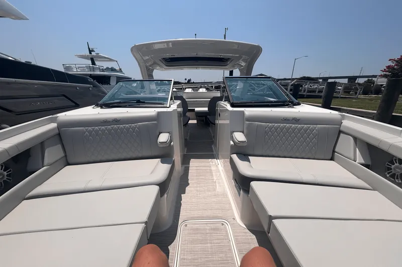 Slide: The Image of Sea Ray SLX 350 Outboard 2025 - 39