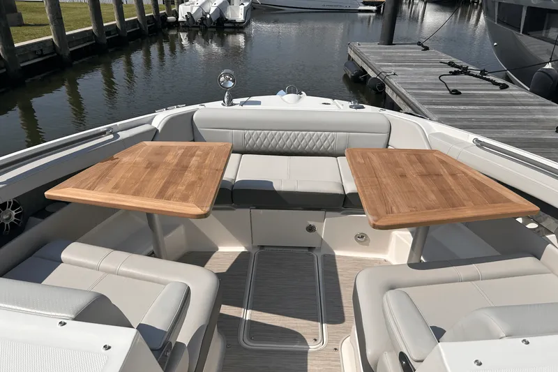 Slide: The Image of Sea Ray SLX 350 Outboard 2025 - 40