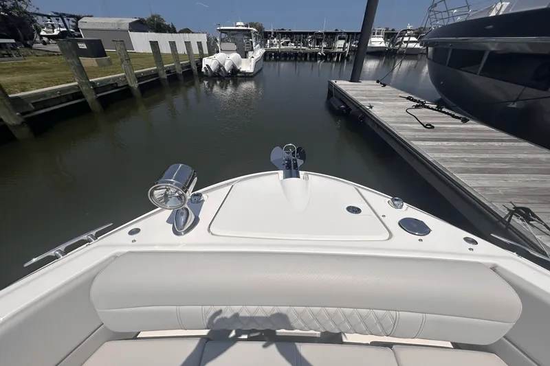 Slide: The Image of Sea Ray SLX 350 Outboard 2025 - 41