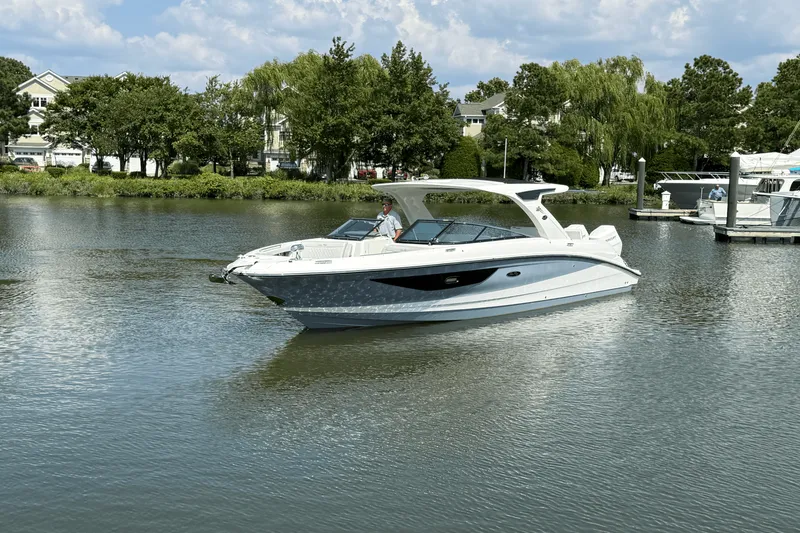 Slide: The Image of Sea Ray SLX 350 Outboard 2025 - 7