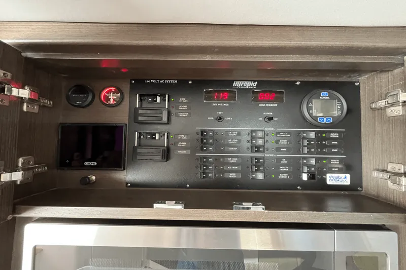 Slide: The Image of Intrepid 438 EVOLUTION 2021 - 21