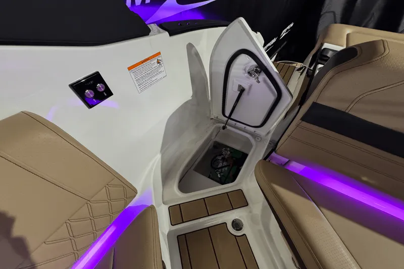 Slide: The Image of Sea Ray SLX 260 Surf 2025 - 13