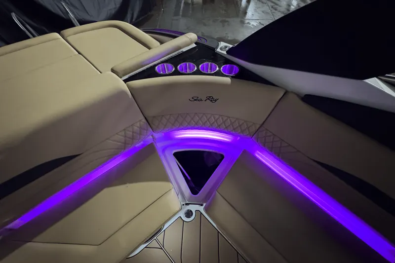 Slide: The Image of Sea Ray SLX 260 Surf 2025 - 15