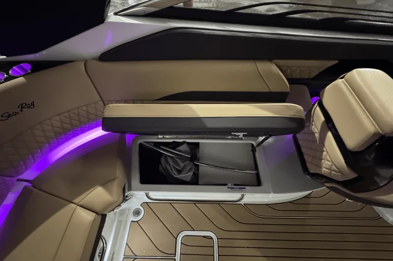 Slide: The Image of Sea Ray SLX 260 Surf 2025 - 17