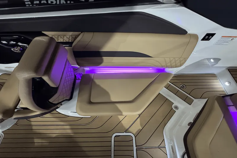 Slide: The Image of Sea Ray SLX 260 Surf 2025 - 18