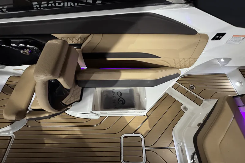 Slide: The Image of Sea Ray SLX 260 Surf 2025 - 19