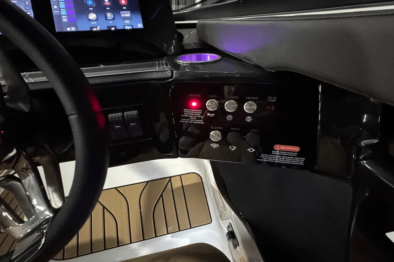 Slide: The Image of Sea Ray SLX 260 Surf 2025 - 30