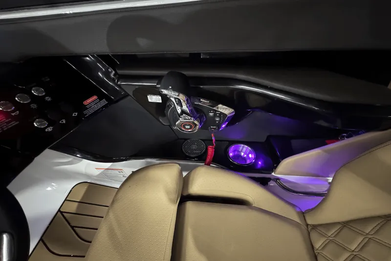 Slide: The Image of Sea Ray SLX 260 Surf 2025 - 31