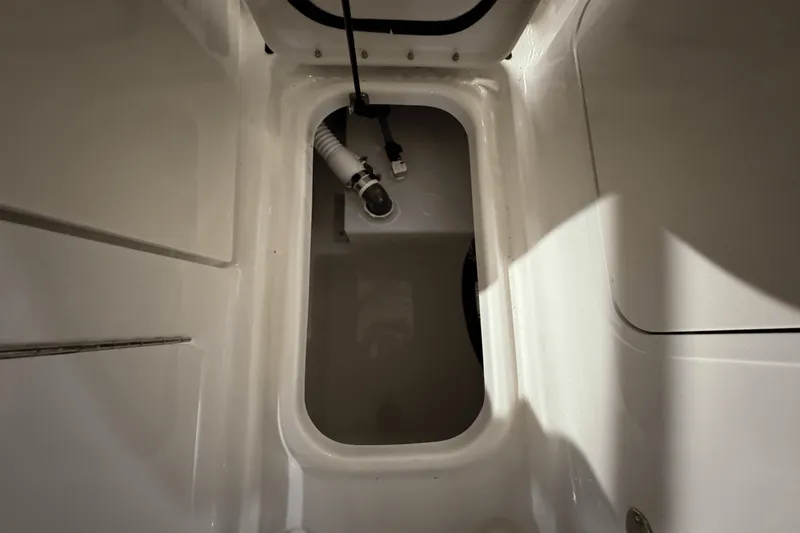 Slide: The Image of Sea Ray SLX 260 Surf 2025 - 37