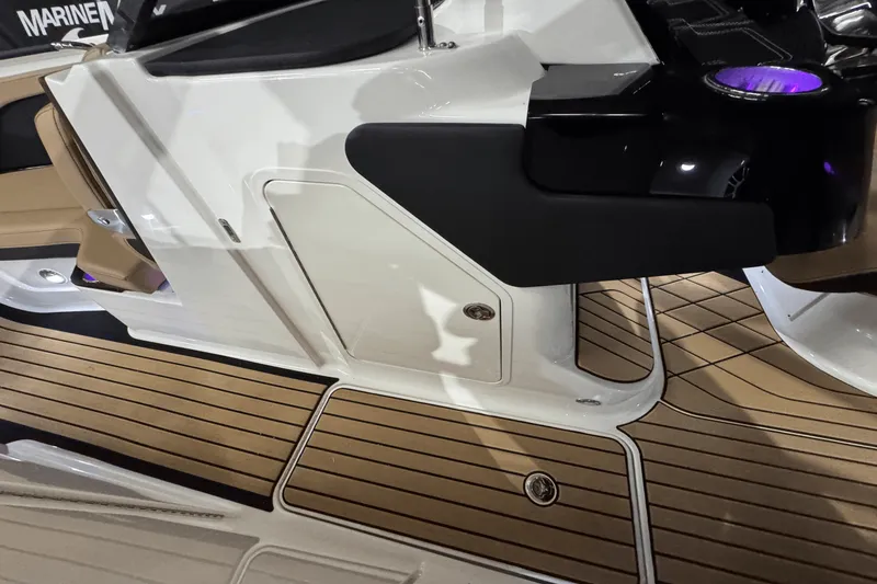 Slide: The Image of Sea Ray SLX 260 Surf 2025 - 38